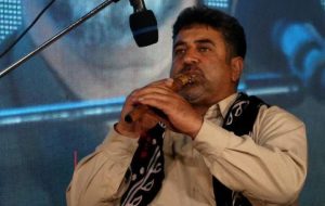 اشاره: گفت‌وگوی هفته نامه آوای پراوبا شاهین خلیلی هنرمند و نوازنده کرمانشاهی