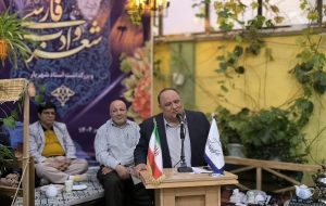 شاعران وجدان بیدار جامعه و صدای مردم هستند